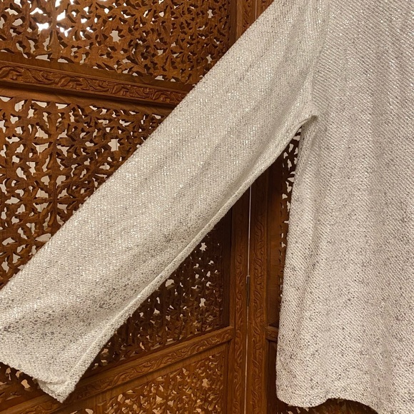 🚺 🆕 Weekends by Chico’s white/silver shimmer sweater top - Picture 9 of 9